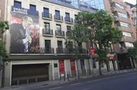 Dirigentes del PSOE y ciudadanos anónimos firman el libro de condolencias en Ferraz en recuerdo a Rubalcaba