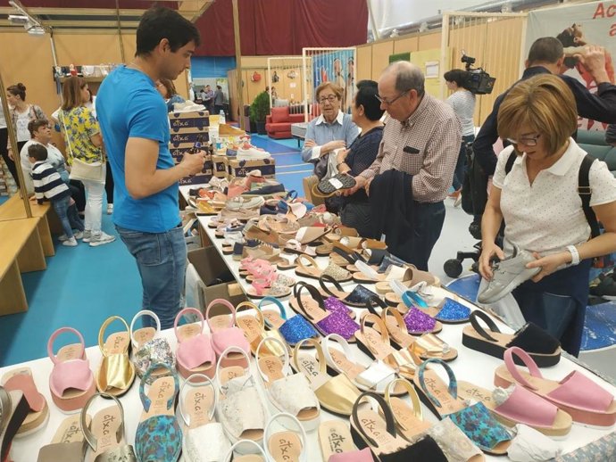 Unas 6.000 personas visitan la feria Expo Calzado en Brea de Aragón este sábado