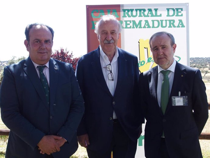 El exseleccionador Vicente del Bosque participa en la III Convención de Directivos de Caja Rural de Extremadura