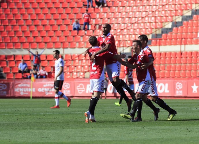 Varios jugadores del Nstic de Tarragona celebran un gol.