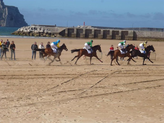 Laredo.- Lara Martínez, a lomos de 'Gloriosus', se proclama ganadora del Gran Derby Playa Salvé