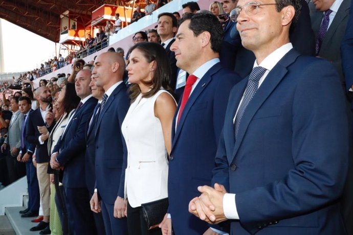 Granada.- La Reina Letizia y Juanma Moreno asisten a la final de la Copa de la Reina de fútbol femenino