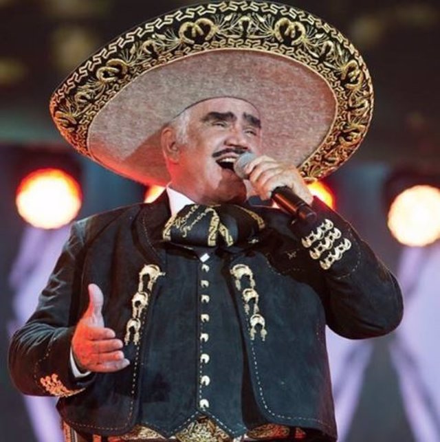 Las críticas en redes hacia Vicente Fernández, el cantante que rechazó un órgano por miedo a que fuera de un homosexual