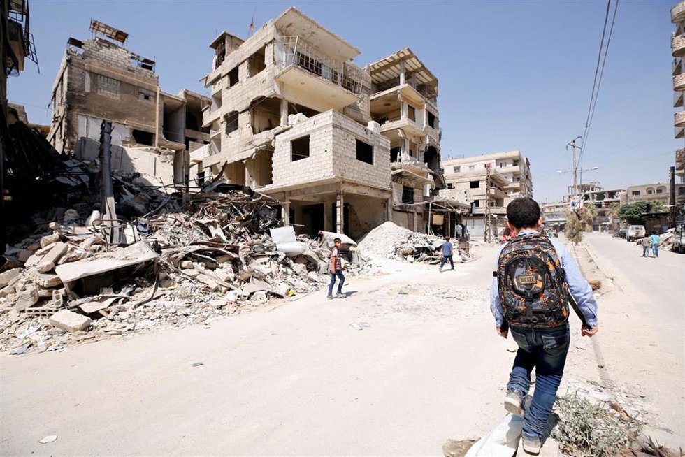 Un niño camina por Kafr Batna, en Ghuta Oriental