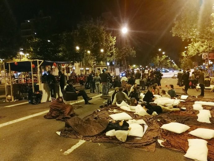 Successos.- La policia desallotja l'acampada de 'Porta la teva casa' en la Gran Via de Barcelona