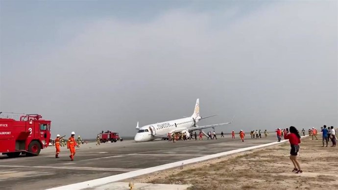 Birmania.- Un piloto salva a los 89 pasajeros de un vuelo en Birmania tras aterrizar sin las ruedas frontales