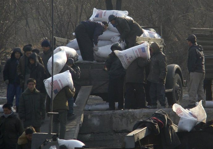Trabajadores descargan ayuda humanitaria en Corea del Norte (Archivo)