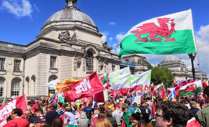 R.Unido.- Miles de personas se manifiestan en Gales por la independencia de Reino Unido