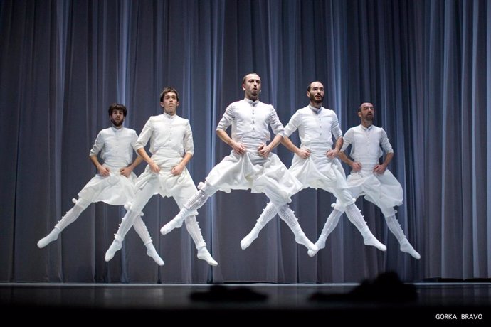 El Palacio de Festivales se impregnará el viernes de cultura vasca con el espectáculo de danza 'Oskara'