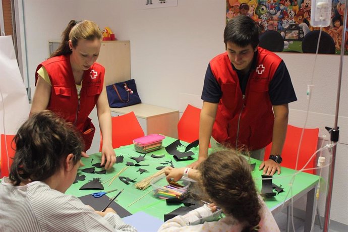 Cruz Roja Juventud en Valladolid acompaña a más de 400 niños y jóvenes hospitalizados