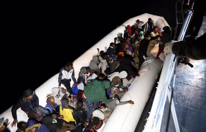 Migrantes y refugiados rescatados por la Guardia Costera Libia