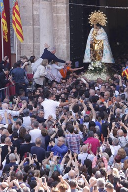Valncia celebra la tradicional Missa d'Infants y traslada la imagen de la Virgen de los Desamparados a la Catedral