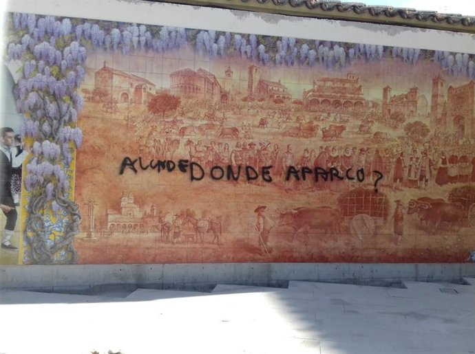 El Ayuntamiento de Talavera retira una pintada en el mural de cerámica de Carlos Garrido dedicado a Mondas