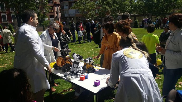 Zaragoza.- Cientos de personas llenan los jardines del Edificio Pignatelli en el Día Internacional de la Familia