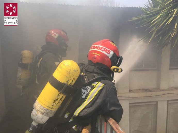 Castellón.-Sucesos.- Cuatro atendidos al arder una nave en Vall d'Alba, 3 bomberos por el humo y una mujer por ansiedad