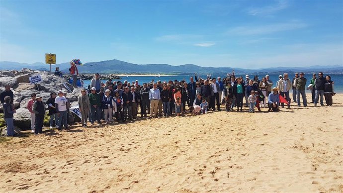 La plataforma 'Salvar la Magdalena' vuelve a concentrarse para pedir la retirada del espigón