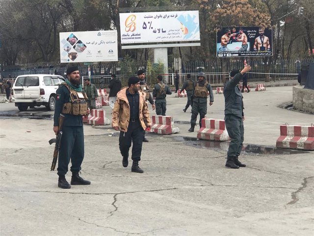 Policías afganos vigilan la zona tras una explosión en Kabul, Afganistán