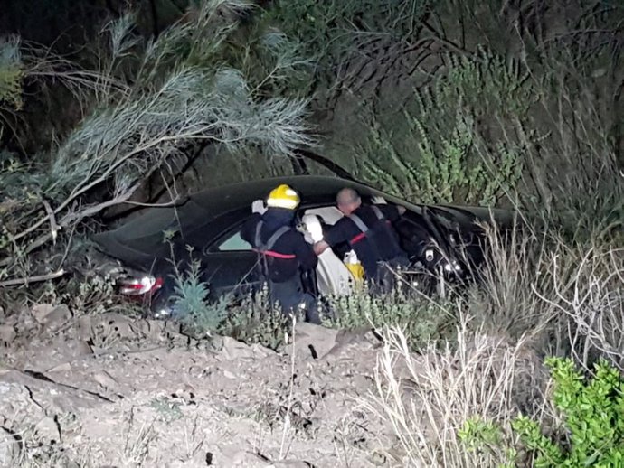 Málaga.- Sucesos.- Los bomberos de Málaga rescatan a un hombre cuyo coche cayó por un terraplén