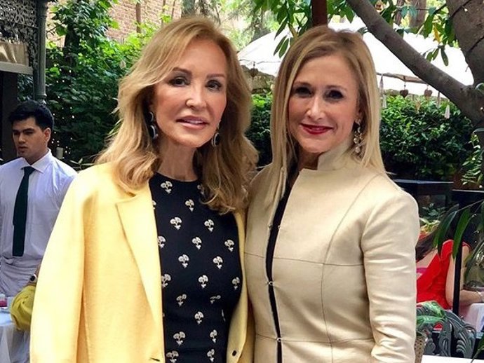 Cristina Cifuentes y Carmen Lomana disfrutan de una mañana de confidencias juntas
