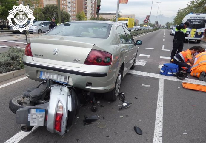 Castellón.- Sucesos.- Un motorista resulta herido grave al colisionar su motocicleta contra un turismo en la Ronda Este