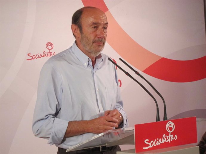 PSOE de Cantabria habilita en su sede de Bonifaz un libro de condolencias por el fallecimiento de Pérez Rubalcaba