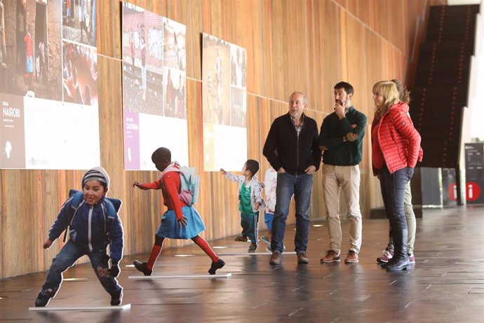 La exposición fotográfica del Gobierno de Navarra "Caminos a la escuela" se muestra en Burlada