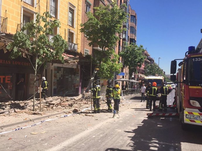 Sucesos.- Tres heridos leves en Carabanchel tras desprenderse una cornisa de 10 metros de un edificio de cuatro plantas