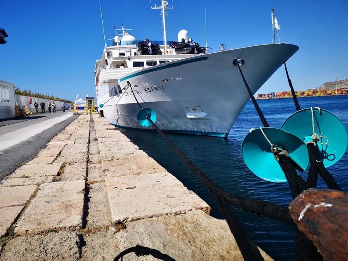 Almería.-Puertos.-Turismo.-El presidente de la APA recibe al crucero Crystal Espirit en su primera visita a la ciudad