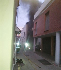 Málaga.- Sucesos.- Desalojadas 50 personas de dos bloques de viviendas a causa de un incendio en un garaje en Vélez