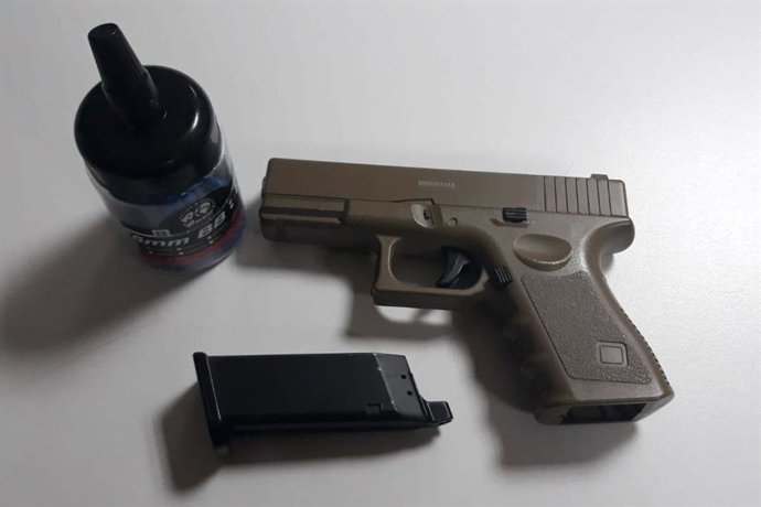 Sucesos.- Policía Local de Cartagena interviene un arma de aire comprimido a un menor