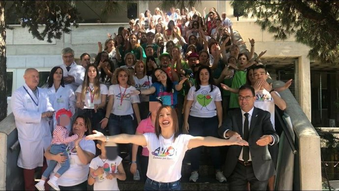 Málaga.- Lanzamiento masivo de besos en el Hospital Materno para conmemorar el Día del Niño Hospitalizado