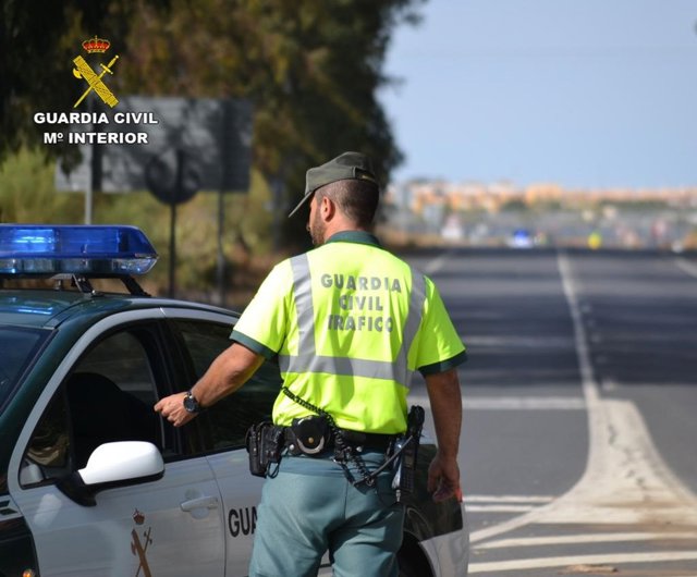 Huelva.- Sucesos.- Inmovilizan en la N-435 un autobús con 35 pasajeros cuyo conductor dio positivo en cocaína