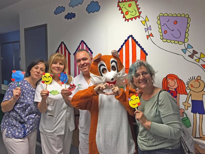 Málaga.- Menores ingresados en el Hospital de la Serranía reciben dibujos de escolares del colegio Fernando de los Ríos