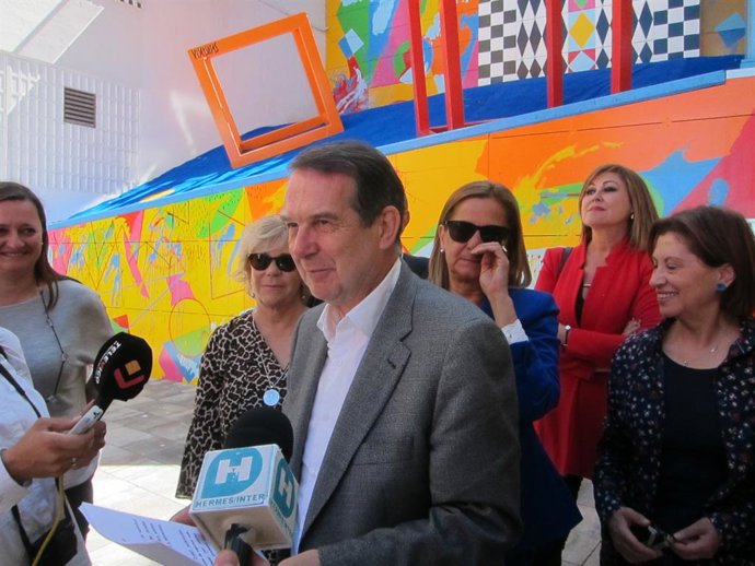 El alcalde de Vigo avanza que Peinador contará con conexiones 'low cost'  a Barcelona, Londres y otras dos ciudades