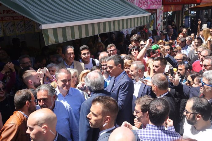 Pedro Sánchez visita el distrito de Puente de Vallecas acompañado de los candidatos del PSOE a la comunidad y Alcaldía de Madrid