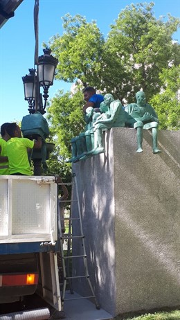 Comienza la instalación en Recoletos de la escultura de 5 metros en homenaje a los migrantes, la primera en Madrid