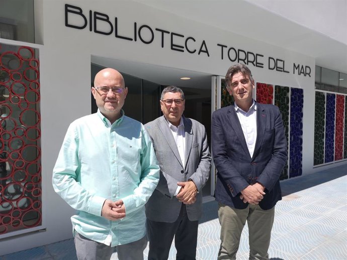 Málaga.- Vélez-Málaga homenajea a Manuel Alcántara en la nueva biblioteca de Torre del Mar