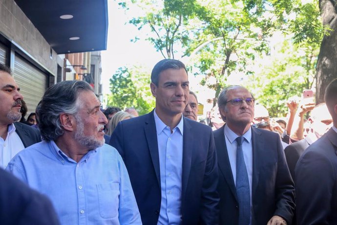 Pedro Sánchez visita el distrito de Puente de Vallecas acompañado de los candidatos del PSOE a la comunidad y Alcaldía de Madrid