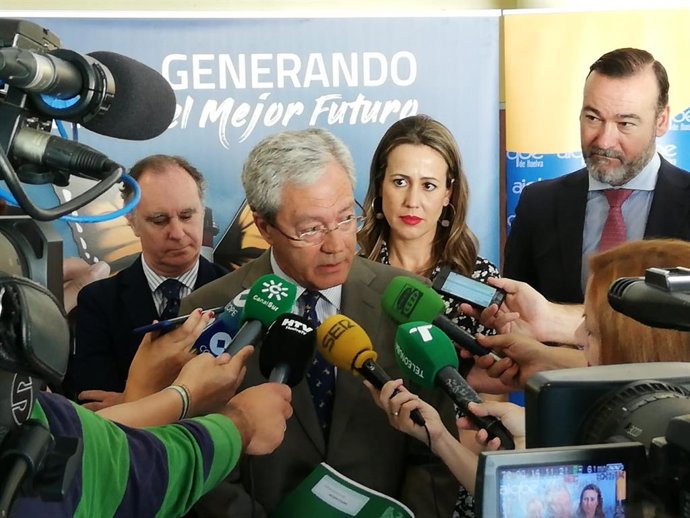 Economía.- AMP.-Velasco expresa el "compromiso" de la Junta para "redoblar" su "apoyo al sector industrial" en Andalucía