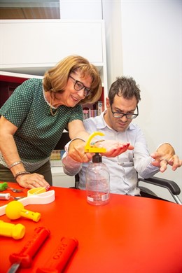 Personas mayores de EspacioCaixa Murcia mejoran la autonomía de personas con parálisis cerebral mediante la impresión 3D