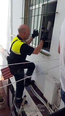 Sevilla.- Sucesos.- Rescatado un bebé de nueve meses que se había quedado encerrado en su domicilio en la capital