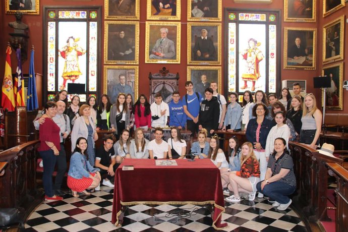 Cort rep a un grup d'estudiants d'intercanvi procedents de Polnia