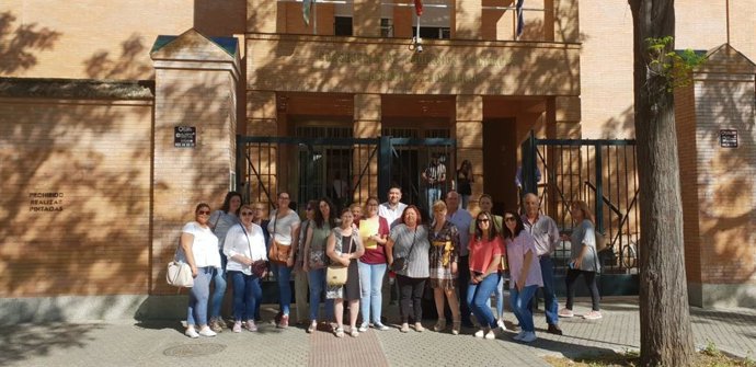 Sevilla.- Entregan más de mil firmas en demanda de una nueva línea de Infantil en el colegio Miguel de Cervantes de Lora