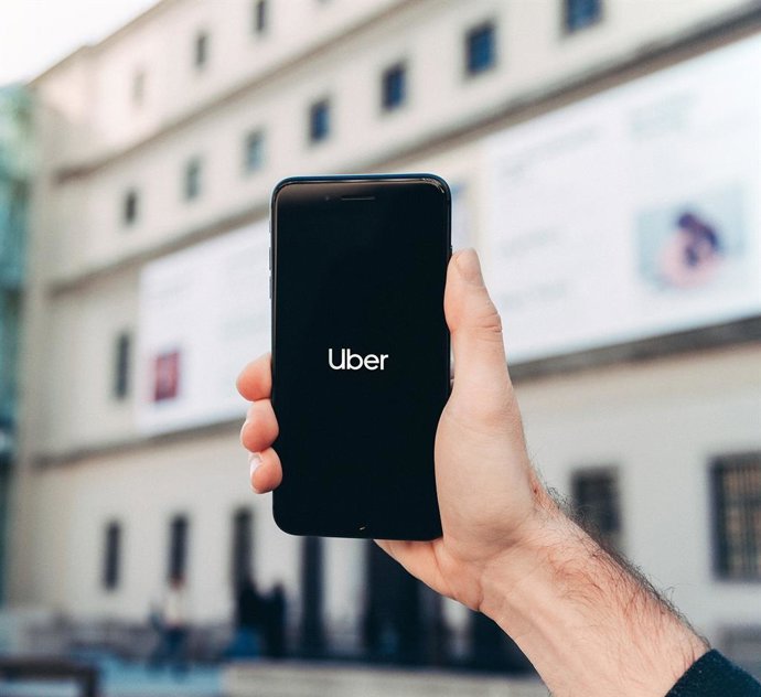 Economía.- Uber debuta en Bolsa un 6,6% por debajo del precio de su OPV