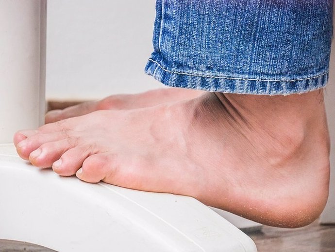 Podólogos recuerdan que el sobrepeso pude provocar dolor de pies, con molestias en las plantas y grietas en los talones