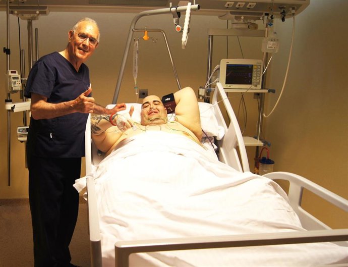 Operado con éxito en Granada el joven valenciano con obesidad mórbida que llegó a pesar 400 kilos