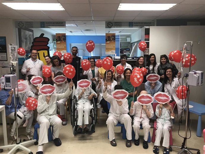 El área sanitaria de Santiago y el complejo hospitalario de Ferrol se suman al Día Nacional del Niño Hospitalizado