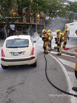 Sucesos.- El motor de un coche se incendia en la Avenida Gabriel Alomar de Palma