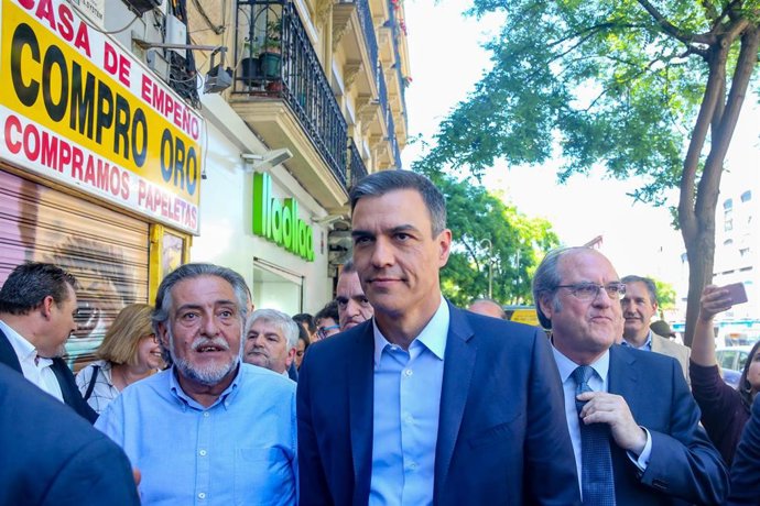 Pedro Sánchez visita el distrito de Puente de Vallecas acompañado de los candidatos del PSOE a la comunidad y Alcaldía de Madrid