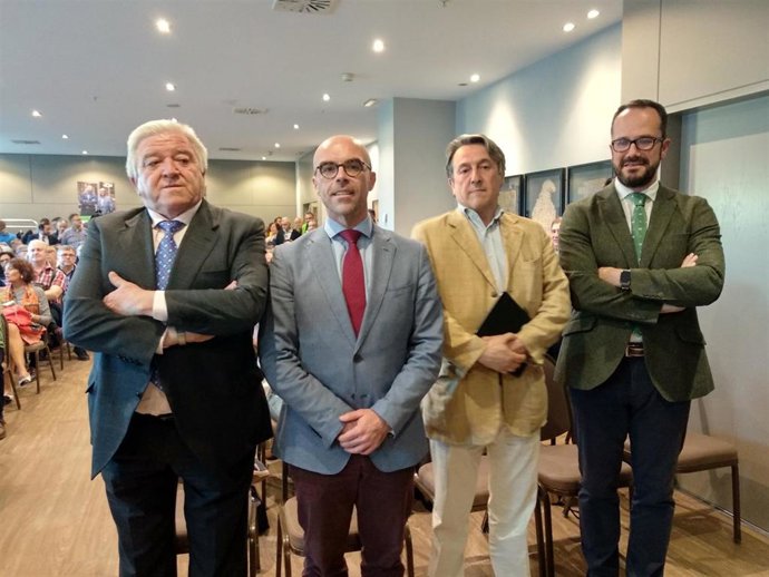 El presidente de Vox Asturias, Rodolfo Espina, los candidatos al Parlamento Europeo, Jorge Buxadé y Hermann Terrsch, y el candidato a la Presidencia del Principado, Ignacio Blanco